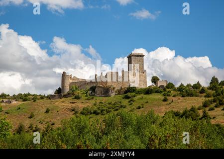 Il castello medievale spagnolo di Castillo de Ucero è i resti di un castello situato nella piccola città di Ucero, nella provincia di Soria in Spagna Foto Stock