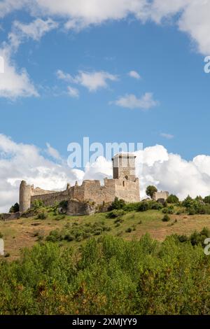 Il castello medievale spagnolo di Castillo de Ucero è i resti di un castello situato nella piccola città di Ucero, nella provincia di Soria in Spagna Foto Stock