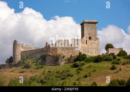 Il castello medievale spagnolo di Castillo de Ucero è i resti di un castello situato nella piccola città di Ucero, nella provincia di Soria in Spagna Foto Stock