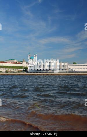 Fiume, città e moschea nell'antico Cremlino. Kazan', Tatarstan, Russia Foto Stock