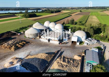 Landwirtschfaftliche Biogasanlage. Biogas ist ein energiereiches Gasgemisch, das bei der natuerlichen Zersetzung von organischem Material unter Luftabschluss entsteht. Dieser Zersetzungsprozess wird in Biogasanlagen technisch genutzt, um aus Guelle, Bioabfaellen oder Pflanzen Biogas zu erzeugen. *** Impianto di biogas agricolo il biogas è una miscela di gas ricca di energia prodotta durante la decomposizione naturale di materiale organico in assenza di aria questo processo di decomposizione è tecnicamente utilizzato negli impianti di biogas per produrre biogas da letame, biowaste o piante Foto Stock