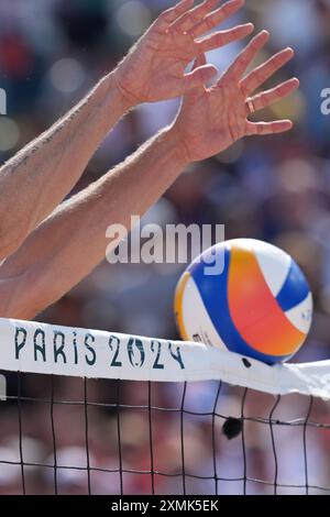 Parigi, Francia. 28 luglio 2024. Olimpiadi, Parigi 2024, Beach volley, stadio della Torre Eiffel, pallavolo e rete con la scritta "Paris 2024". Crediti: Marcus Brandt/dpa/Alamy Live News Foto Stock