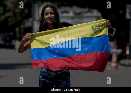 AM - MANAUS - 07/28/2024 - MANAUS, AMAZONAS, ELEZIONI VENEZUELANE, ATTO PRO-OPPOSIZIONE - immigranti venezuelani residenti a Manaus, hanno effettuato nel primo pomeriggio di questa domenica (28) un evento pro-opposizione a largo de Sao Sebastiao, centro della capitale amazzonica. L'evento si svolge il giorno delle elezioni venezuelane e si è tenuto in diverse città del Brasile e in tutto il mondo, segnando il sostegno ai candidati dell'opposizione all'attuale presidente Nicolas Maduro. Secondo la rete dei venezuelani in Brasile, il paese ha circa 560.000 immigrati, con meno di un migliaio in grado di regi Foto Stock