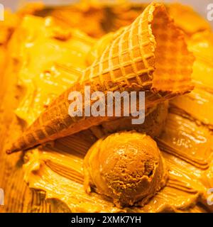 Cono per waffle gelato vuoto. Cono per cialde vuoto per gelati, cibo in background. Cono gelato lasciato cadere. Foto Stock