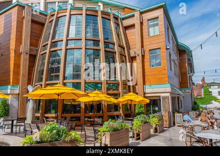 Portsmouth, New Hampshire, US-26 giugno 2024: Mercato dei mattoni, un moderno edificio usato in modo misto nel quartiere dei ristoranti del centro, sede dell'area ristoro di Hearth Market Foto Stock