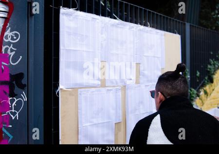 Buenos Aires, Argentina. 28 luglio 2024. Un cittadino controlla il registro elettorale prima di votare alle elezioni venezuelane del 2024. Decine di venezuelani votano all'ambasciata di Buenos Aires, solo l'1% dei residenti del paese è autorizzato ad esercitare il proprio dovere civico. Credito: SOPA Images Limited/Alamy Live News Foto Stock