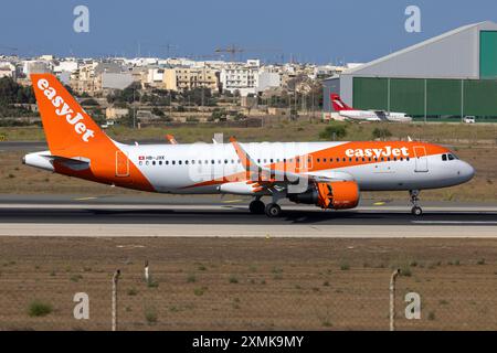 EasyJet Switzerland Airbus A320-214 (Reg.: HB-JXK) pista di atterraggio 31. Foto Stock