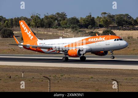 EasyJet Switzerland Airbus A320-214 (Reg.: HB-JXK) pista di atterraggio 31. Foto Stock