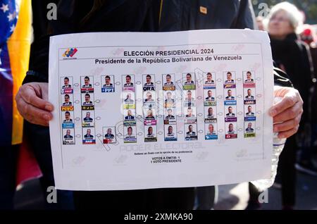 Buenos Aires, Argentina. 28 luglio 2024. Poster che allude ai candidati alla presidenza delle elezioni venezuelane del 2024. Decine di venezuelani votano all'ambasciata di Buenos Aires, solo l'1% dei residenti del paese è autorizzato ad esercitare il proprio dovere civico. (Foto di Nehuen Rovediello/SOPA Images/Sipa USA) credito: SIPA USA/Alamy Live News Foto Stock