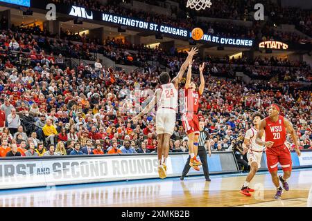 Omaha, Nebraska. Stati Uniti 23 marzo 2024. Myles Rice, la guardia dei Washington State Cougars #2, colpisce l'attaccante degli Iowa State Cyclones Hason Ward #24 nel secondo tempo durante un campionato di pallacanestro maschile NCAA Division 1 del 2024, secondo turno, partita di pallacanestro tra i Washington State Cougars e gli Iowa State Cyclones al CHI Health Center di Omaha, Nebraska. Iowa State ha vinto 67-56.Michael Spomer/Cal Sport Media/Alamy Live News Foto Stock