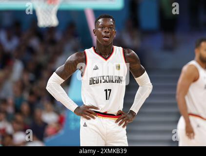 LILLE, FRANCIA - LUGLIO 27: Dennis Schröder della Germania durante la fase del gruppo maschile di pallacanestro - gruppo A partita tra Germania e Giappone il primo giorno dei Giochi Olimpici di Parigi 2024 allo Stade Pierre Mauroy il 27 luglio 2024 a Lille, Francia. © diebilderwelt / Alamy Stock Foto Stock