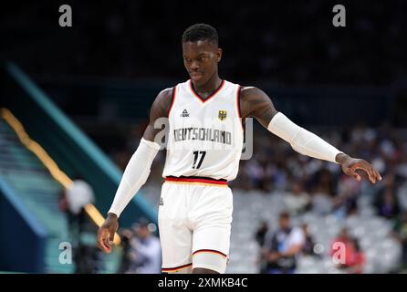 LILLE, FRANCIA - LUGLIO 27: Dennis Schröder della Germania durante la fase del gruppo maschile di pallacanestro - gruppo A partita tra Germania e Giappone il primo giorno dei Giochi Olimpici di Parigi 2024 allo Stade Pierre Mauroy il 27 luglio 2024 a Lille, Francia. © diebilderwelt / Alamy Stock Foto Stock