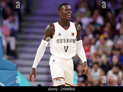 LILLE, FRANCIA - LUGLIO 27: Dennis Schröder della Germania durante la fase del gruppo maschile di pallacanestro - gruppo A partita tra Germania e Giappone il primo giorno dei Giochi Olimpici di Parigi 2024 allo Stade Pierre Mauroy il 27 luglio 2024 a Lille, Francia. © diebilderwelt / Alamy Stock Foto Stock