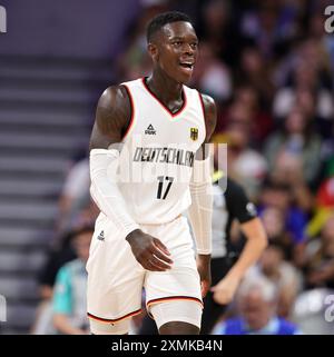 LILLE, FRANCIA - LUGLIO 27: Dennis Schröder della Germania durante la fase del gruppo maschile di pallacanestro - gruppo A partita tra Germania e Giappone il primo giorno dei Giochi Olimpici di Parigi 2024 allo Stade Pierre Mauroy il 27 luglio 2024 a Lille, Francia. © diebilderwelt / Alamy Stock Foto Stock