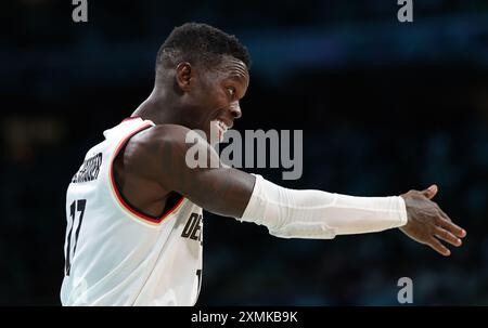 LILLE, FRANCIA - LUGLIO 27: Dennis Schröder della Germania durante la fase del gruppo maschile di pallacanestro - gruppo A partita tra Germania e Giappone il primo giorno dei Giochi Olimpici di Parigi 2024 allo Stade Pierre Mauroy il 27 luglio 2024 a Lille, Francia. © diebilderwelt / Alamy Stock Foto Stock