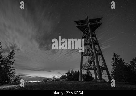 Symbolbild Aussichtsturm, Nachtaufnahme, Sterne, bewölkter Himmel, silhouette, Landschaft, Dunkelheit, Holzstruktur, Langzeitbelichtung, Natur, Nachthimmel, Lichter der Stadt, ruhige Atmosphäre, Sterne und Wolken, Erkundung, Schwarzwald, Schauinsland *** Torre di osservazione immagine simbolo, ripresa notturna, stelle, cielo nuvoloso, silhouette, paesaggio, oscurità, struttura in legno, esposizione prolungata, natura, cielo notturno, luci della città, atmosfera tranquilla, stelle e nuvole, esplorazione, foresta Nera, Schauinsland Copyright: xArnexAmbergx Foto Stock