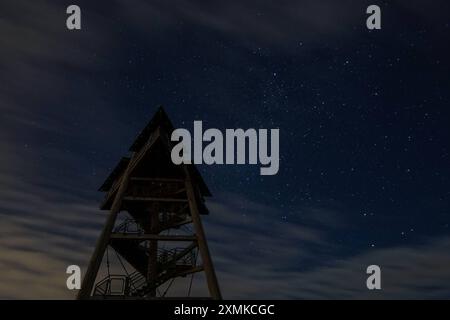 Symbolbild Aussichtsturm, Nachtaufnahme, Sterne, bewölkter Himmel, silhouette, Landschaft, Dunkelheit, Holzstruktur, Langzeitbelichtung, Natur, Nachthimmel, Lichter der Stadt, ruhige Atmosphäre, Sterne und Wolken, Erkundung, Schwarzwald, Schauinsland *** Torre di osservazione immagine simbolo, ripresa notturna, stelle, cielo nuvoloso, silhouette, paesaggio, oscurità, struttura in legno, esposizione prolungata, natura, cielo notturno, luci della città, atmosfera tranquilla, stelle e nuvole, esplorazione, foresta Nera, Schauinsland Copyright: xArnexAmbergx Foto Stock