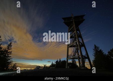 Symbolbild Aussichtsturm, Nachtaufnahme, Sterne, bewölkter Himmel, silhouette, Landschaft, Dunkelheit, Holzstruktur, Langzeitbelichtung, Natur, Nachthimmel, Lichter der Stadt, ruhige Atmosphäre, Sterne und Wolken, Erkundung, Schwarzwald, Schauinsland *** Torre di osservazione immagine simbolo, ripresa notturna, stelle, cielo nuvoloso, silhouette, paesaggio, oscurità, struttura in legno, esposizione prolungata, natura, cielo notturno, luci della città, atmosfera tranquilla, stelle e nuvole, esplorazione, foresta Nera, Schauinsland Copyright: xArnexAmbergx Foto Stock