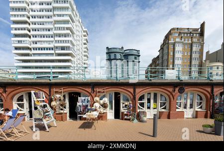 Brighton, regno unito, 23 agosto 2022 il lungomare e i caffè sulla spiaggia sulla passeggiata di Brighton vicino alla spiaggia di Brighton West Sussex Foto Stock