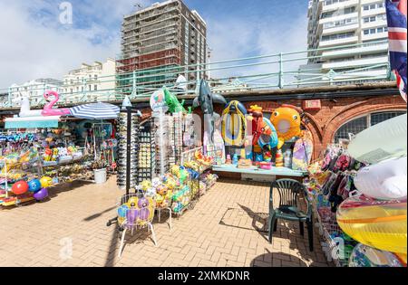 Brighton, regno unito, 23 agosto 2022 il lungomare e i caffè sulla spiaggia sulla passeggiata di Brighton vicino alla spiaggia di Brighton West Sussex Foto Stock