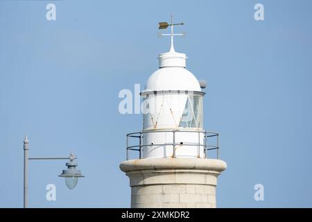 Folkestone, Kent, regno unito 1° agosto 2023 faro di Folkestone Harbour Arm. Cielo blu. Foto Stock