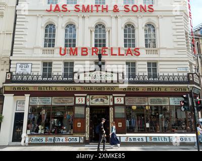 Vista del negozio James Smith & Sons, un negozio di ombrelli tradizionale in New Oxford Street a Londra Foto Stock