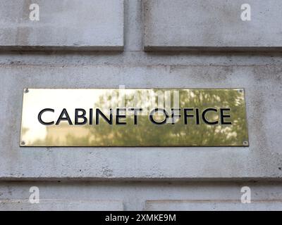 Vista ravvicinata della targhetta con il nome di Cabinet Office all'ingresso dell'edificio Cabinet Office a Whitehall Westminster Londra Foto Stock