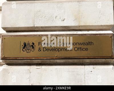 Vista ravvicinata della targhetta del nome Foreign Commonwealth & Development all'ingresso dell'edificio FCO a Whitehall Westminster, Londra Foto Stock