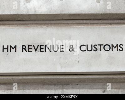 Vista ravvicinata della targhetta del nome HM Revenue and Customs all'ingresso principale dell'edificio HMRC a Whitehall Westminster, Londra Foto Stock