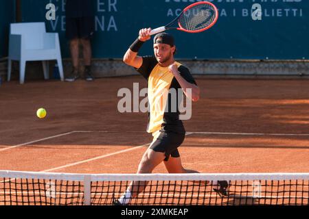 Federico Arnaboldi dall'Italia in azione durante gli internazionali di Verona - il torneo di tennis ATP Challenger 100 presso lo Sports Club Verona il 27 luglio 2024, Foto Stock