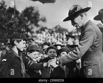 Generale Baden-Powell con un gruppo di suoi Boy Scout Foto Stock