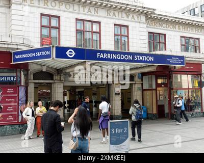 Vista della Circle Line, della Metropolitan Line, dell'ingresso Hammersmith & City Line alla stazione della metropolitana di Farringdon a Londra Foto Stock