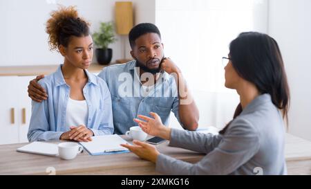 African American giovane avente finanziaria nella consultazione del consulente di Office Foto Stock