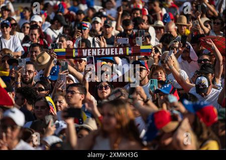 Madrid, Spagna. 28 luglio 2024. La gente manifesta a sostegno dell'opposizione venezuelana. Mentre in Venezuela si tengono le elezioni presidenziali, i venezuelani che vivono a Madrid si sono riuniti per dimostrare sostegno al leader dell'opposizione Maria Corina Machado e al candidato dell'opposizione Edmundo Gonzalez, che mirano a sconfiggere l'attuale presidente Nicolas Maduro. Crediti: Marcos del Mazo/Alamy Live News Foto Stock