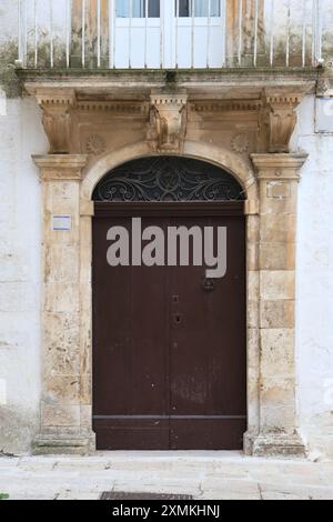 Medievale porta anteriore con decorazioni Foto Stock