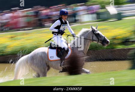 Versailles, Francia. 28 luglio 2024. Sanne de Jong dei Paesi Bassi gareggia durante l'Eventing Cross Country di equestre ai Giochi Olimpici di Parigi del 2024 a Versailles, Francia, il 28 luglio 2024. Crediti: Li Ying/Xinhua/Alamy Live News Foto Stock