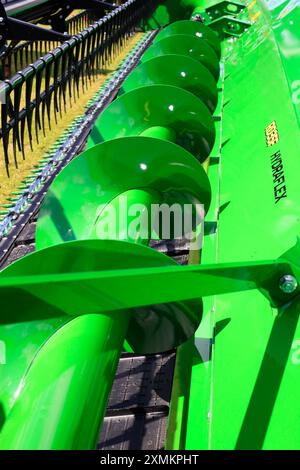 Primo piano delle lame della nuova mietitrebbia John Deere alla fiera annuale Driffield Agricultural Society East Yorkshire UK Foto Stock