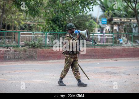 Dacca, Bangladesh. 21 luglio 2024. Il soldato della forza militare del Bangladesh ha visto pattugliare l'area di Mohammadpur durante un coprifuoco nazionale. Il governo del Bangladesh dichiarò il coprifuoco in tutto il paese per un periodo indefinito e dispiegò un esercito per assistere l'amministrazione civile. (Foto di Sazzad Hossain/SOPA Images/Sipa USA) credito: SIPA USA/Alamy Live News Foto Stock