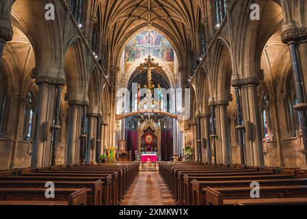 Interno della Chiesa storica con soffitti a volta e vetrate colorate a Cambridge, Regno Unito Foto Stock