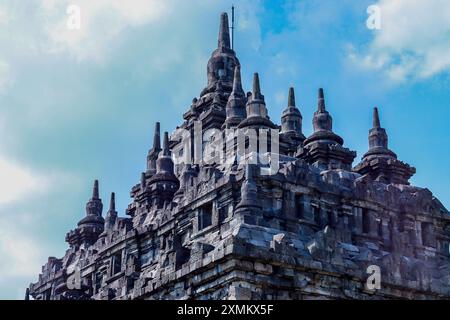 Il tempio Plaosan si trova a Yogyakarta, sotto il cielo azzurro pulito e limpido Foto Stock