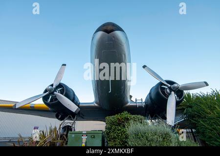 Decommissionato Douglas DC-3 Airplane in esposizione Foto Stock