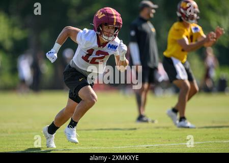 Ashburn, Virginia, Stati Uniti. 28 luglio 2024. Il wide receiver dei comandanti di Washington Luke McCaffrey (12) in esercitazioni durante il campo di addestramento dei comandanti di Washington presso l'OrthoVirginia Training Center al Commanders Park di Ashburn, Virginia Reggie Hildred/CSM/Alamy Live News Foto Stock