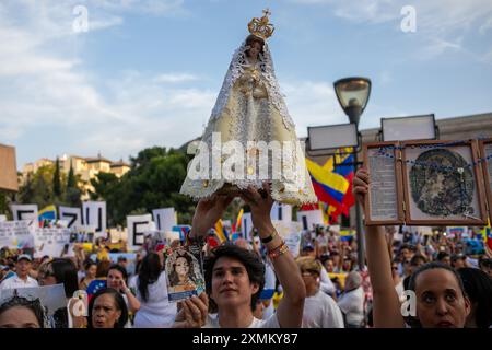 Madrid, Spagna. 28 luglio 2024. Migliaia di venezuelani che vivono in Spagna si sono riuniti con lo slogan "alziamo la nostra voce per il cambiamento in Venezuela”, in occasione della celebrazione delle elezioni presidenziali venezuelane e a sostegno di Edmundo Gonzalez e Maria Corina Machado, questa domenica in Plaza de Colon, a Madrid. Crediti: D. Canales Carvajal/Alamy Live News Foto Stock