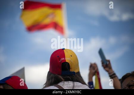 Madrid, Spagna. 28 luglio 2024. Migliaia di venezuelani che vivono in Spagna si sono riuniti con lo slogan "alziamo la nostra voce per il cambiamento in Venezuela”, in occasione della celebrazione delle elezioni presidenziali venezuelane e a sostegno di Edmundo Gonzalez e Maria Corina Machado, questa domenica in Plaza de Colon, a Madrid. Crediti: D. Canales Carvajal/Alamy Live News Foto Stock