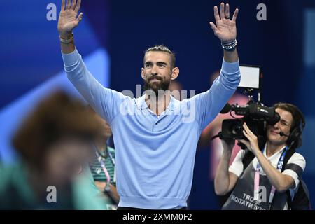 Parigi, Francia. 29 luglio 2024. L'ex nuotatore statunitense Michael Phelps accoglie gli spettatori durante la sessione serale di nuoto ai Giochi Olimpici di Parigi 2024, presso la Paris la Defense Arena di Parigi, in Francia, il 28 luglio 2024. Crediti: Wang Peng/Xinhua/Alamy Live News Foto Stock