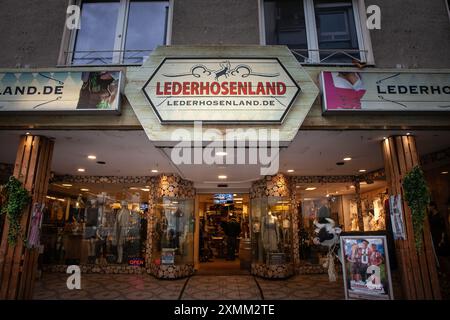 Immagine di un negozio che vende lederhosen ad aquisgrana. Il termine Lederhosen è usato in inglese per riferirsi specificamente ai tradizionali calzoni in pelle indossati Foto Stock