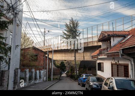 Questa fotografia panoramica mostra un'area residenziale a Belgrado, in Serbia, con particolare attenzione alle abitazioni urbane e alle infrastrutture cittadine. I tetti, costruisci Foto Stock