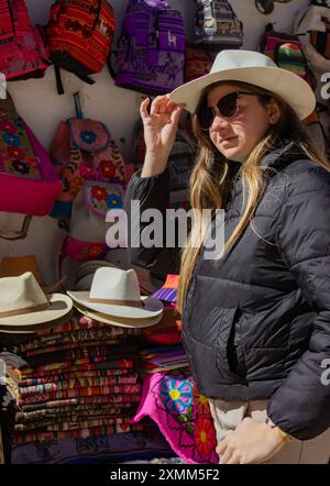 Donna turistica nel mercato di strada a Purmamarca, Jujuy, Arg Foto Stock