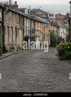 Edimburgo, Scozia - 16 gennaio 2024 - Vista panoramica di Circus Lane è una pittoresca strada acciottolata a Stockbridge di Edimburgo, questa strada residenziale Foto Stock