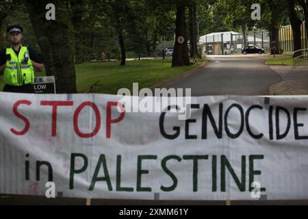 Wakefield, Inghilterra, Regno Unito. 28 luglio 2024. I manifestanti legano uno striscione al cancello d'uscita dicendo "˜fermare il genocidio in Palestina" fuori dall'HMP Newhall. L'attivista palestinese Francesca è trattenuta in custodia cautelare all'interno. Si dice che abbia causato danni criminali a due banche a Leeds per il gruppo palestinese Palestine Action. Di conseguenza è stata rimandata per tre mesi alla prigione di Newhall, Wakefield. I sostenitori chiedono che venga rilasciata immediatamente su cauzione (Credit Image: © Martin Pope/ZUMA Press Wire) SOLO PER USO EDITORIALE! Non per USO commerciale! Foto Stock